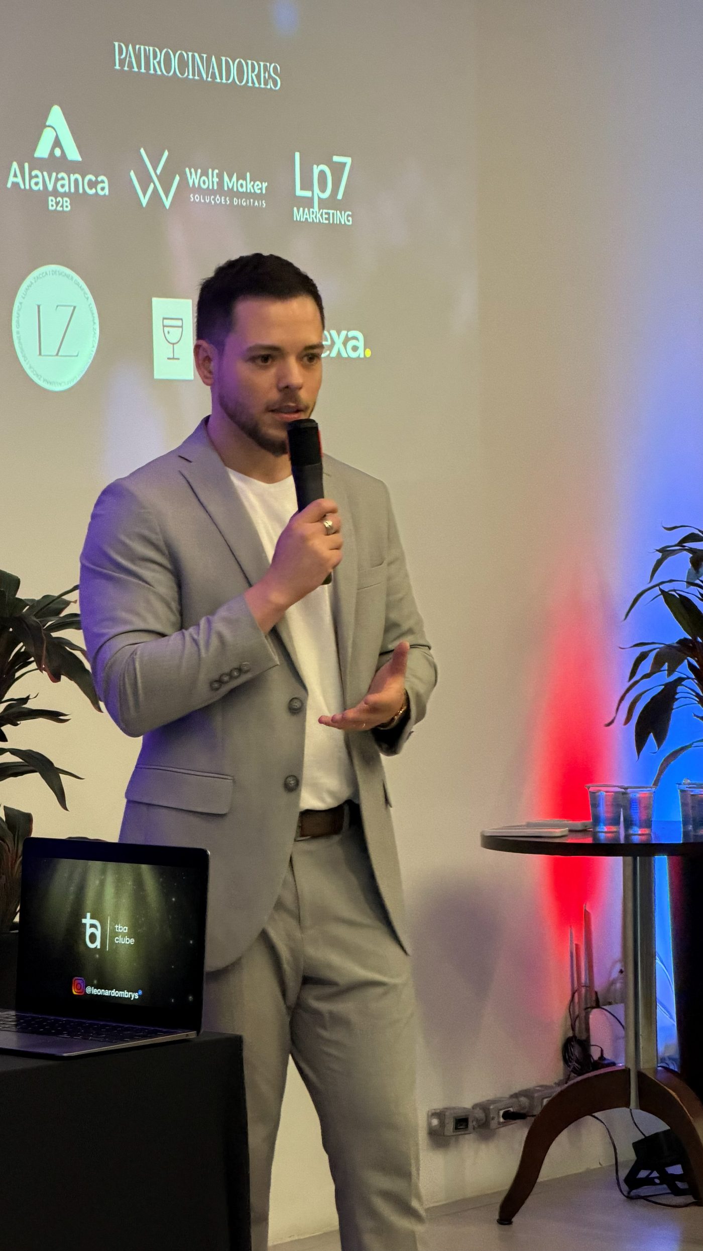 Nikolas Goulart apresentando com microfone em evento do TBA Clube